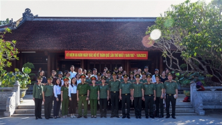 Khối thi đua số 4 Công đoàn CAND về nguồn tại những "địa chỉ đỏ" ở Nghệ An