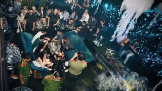 Phát hiện “bóng cười” nằm la liệt dưới sàn quán bar