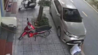 Bị ô tô đâm tử vong khi đang ngồi hóng mát ở vỉa hè