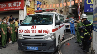 Cảnh sát khống chế đám cháy, giải cứu người mắc kẹt tại ngõ Thổ Quan