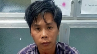 Người dân khống chế, bắt giữ đối tượng cướp tiệm vàng