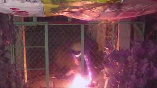 Bị ném chai xăng vào nhà nghi do... tiểu bậy