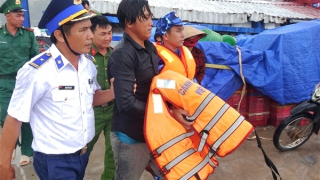 Bắt đối tượng trốn truy nã trên tàu cá giữa biển