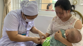 Tiếp tục bố trí ngân sách để mua vaccine tiêm chủng mở rộng