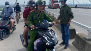Ngăn chặn người đàn ông nhảy cầu Bính