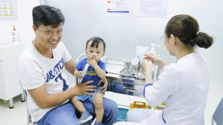 Phấn khởi vì được tiêm vaccine trước, trả sau không lãi suất