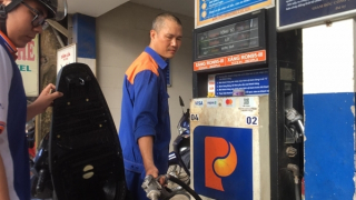 Giá xăng E5RON92 giảm 51 đồng/lít, xăng RON95-III tăng 69 đồng/lít