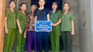 Công an giúp cụ bà đi lạc về nhà an toàn