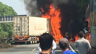 Xe đầu kéo cháy ngùn ngụt, chắn ngang đường cao tốc