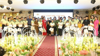 Trao 75 suất quà tặng cho trẻ mồ côi có hoàn cảnh khó khăn