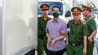 Cảnh sát dẫn giải các bị cáo vụ "chuyến bay giải cứu" đến tòa