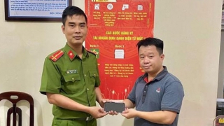 Công an giúp dân tìm lại điện thoại bỏ quên trên taxi không nhớ biển số