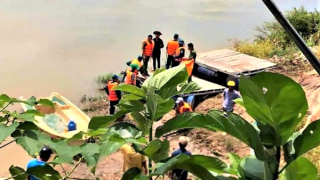 Lật thuyền chở nông sản, 2 người mất tích