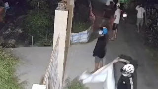 Mẹ thiếu nợ, nhà con trai bị ném chất bẩn