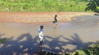 Cùng bà đi cắt cỏ, 2 cháu nhỏ đuối nước thương tâm