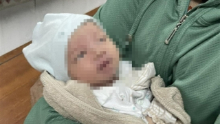 Bé gái sơ sinh bị bỏ rơi trước tiệm tạp hóa