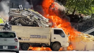 Cháy bãi phế liệu dưới trời nắng bỏng rát ở Hà Nội