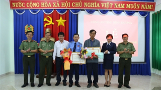 Khen thưởng 3 cá nhân dũng cảm khống chế kẻ cướp ngân hàng