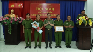 Khen thưởng đơn vị bắt đối tượng tạt xăng đốt người yêu