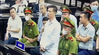 Các giám đốc tố nhau tại phiên tòa “chuyến bay giải cứu”