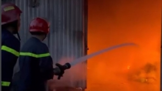 Cảnh sát giải cứu 4 người thoát khỏi đám cháy 2 công ty lúc rạng sáng