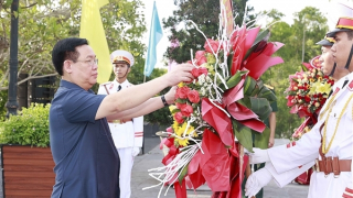 Chủ tịch Quốc hội Vương Đình Huệ tưởng niệm các anh hùng liệt sĩ tại Thừa Thiên-Huế