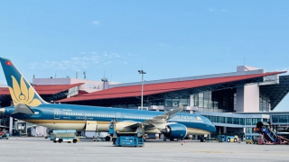 Nhiều chuyến bay quốc tế  lùi giờ khởi hành để tránh bão số 1