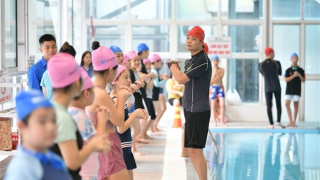 Dạy bơi miễn phí cho trẻ em có hoàn cảnh khó khăn