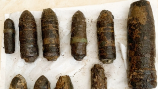 Đi mò ốc, “trúng quả” loạt đầu đạn và súng