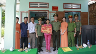 Bàn giao nhà nghĩa tình đồng đội cho gia đình nữ liệt sĩ CAND