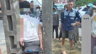 Xe máy “kẹp” ba kẹt giữa hai cột điện