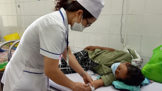 Xót xa cảnh vợ ròng rã chạy thận, chồng ung thư giai đoạn cuối