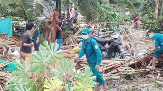 Mưa lớn kèm giông, lốc làm sập nhà, chìm tàu du lịch