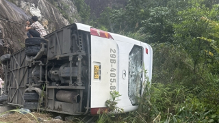 Xe khách lật trên đèo Khánh Lê, 3 du khách nước ngoài tử nạn