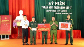 Thứ trưởng Nguyễn Văn Long thăm, tặng quà Trung tâm điều dưỡng thương binh Nho Quan