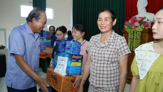 Đồng hành "Cùng ngư dân thắp sáng đèn trên biển"