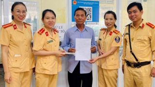 Người đàn ông vui mừng khi được CSGT trả lại túi tiền đánh rơi