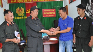 Thượng sĩ CSCĐ nhặt được tài sản trả lại người đánh rơi