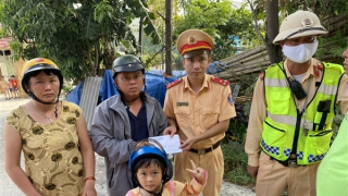 Đi xe máy từ Nghệ An vào Đồng Nai, một gia đình nhỏ được Công an hỗ trợ