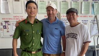 Du khách người Pháp xúc động khi nhận lại tài sản đánh rơi