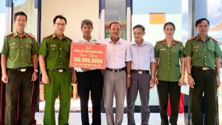 Công an Quảng Ngãi trao tặng nhà nghĩa tình đồng đội