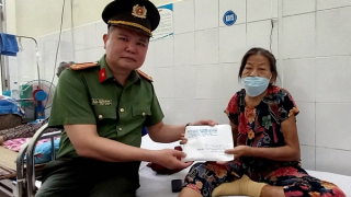 Trao 22 triệu đồng của độc giả Báo CAND hỗ trợ đôi vợ chồng bị bạo bệnh