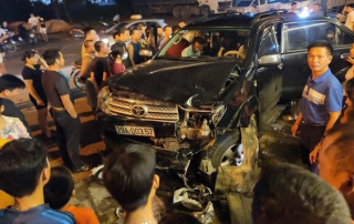 Ô tô đâm trực diện cuốn 3 người đi xe máy vào gầm