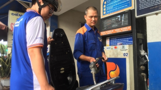 Xăng dầu đồng loạt tăng giá, xăng RON95-III tăng 1.295 đồng/lít