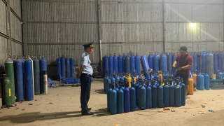 Phát hiện trên 1,3 tấn khí N2O dùng để sản xuất bóng cười