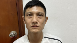 Khóa tay tên cướp chuyên nhằm vào các bé gái cầm điện thoại trên tay