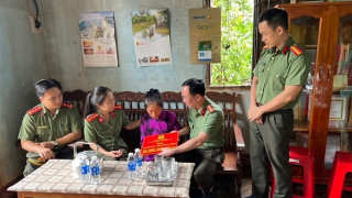 Thăm hỏi gia đình liệt sĩ, cán bộ bị thương ở Đắc Lắk