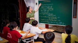 "Cô giáo Công an" mở lớp tiếng Anh miễn phí cho trẻ em nghèo
