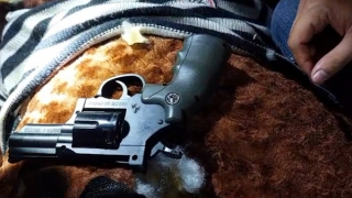 Mua súng quân dụng trên mạng xã hội để "phòng thân"