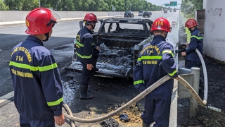 Cháy xe bán tải chở du khách trên cao tốc